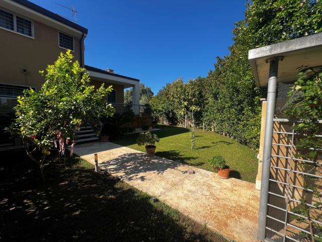 Villetta bifamiliare in vendita di 300 m² in Via Portuense, 866