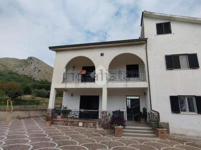 Villetta bifamiliare in vendita di 300 m² in Via Porchio, 59