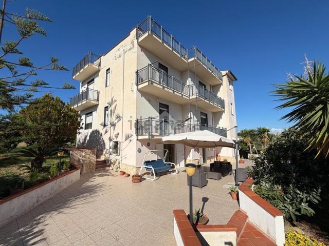 Villetta bifamiliare in vendita di 300 m² in Via Platani, 2