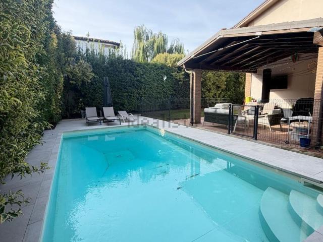 Villetta bifamiliare in vendita di 300 m² in Via Privata Quintavalla, 20