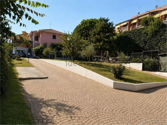 Villetta bifamiliare in vendita di 300 m² in Via Rocchette, 29