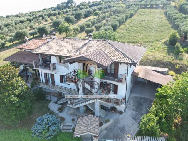 Villetta bifamiliare in vendita di 300 m² in Via Sant&apos Andrea, 32
