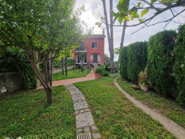 Villetta bifamiliare in vendita di 300 m² in Via Santa Maria