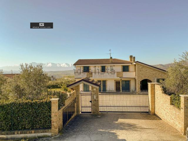 Villetta bifamiliare in vendita di 300 m² in Via Santuccio da Froscia, 14