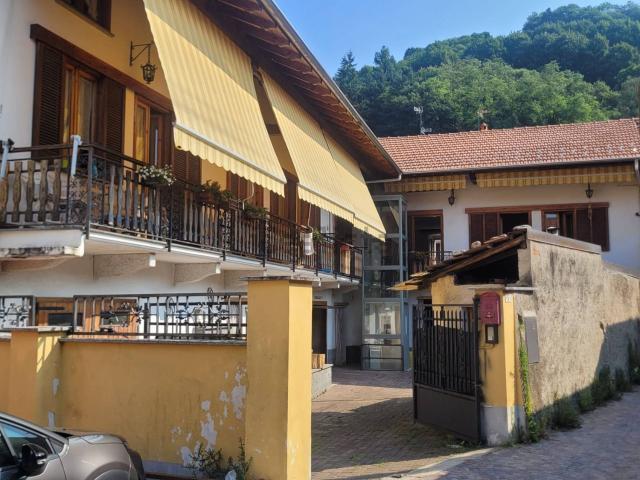Villetta bifamiliare in vendita di 300 m² in Via San Colombano, 5