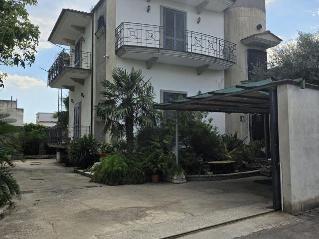 Villetta bifamiliare in vendita di 300 m² in Via San Paolino
