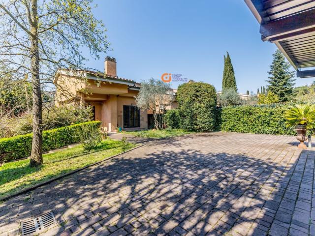 Villetta bifamiliare in vendita di 300 m² in Via Sacrofano Cassia, 4507