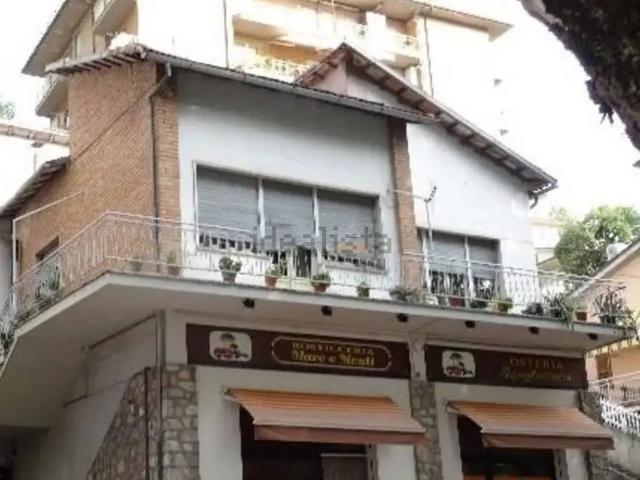 Villetta bifamiliare in vendita di 300 m² in Viale Cesare Battisti