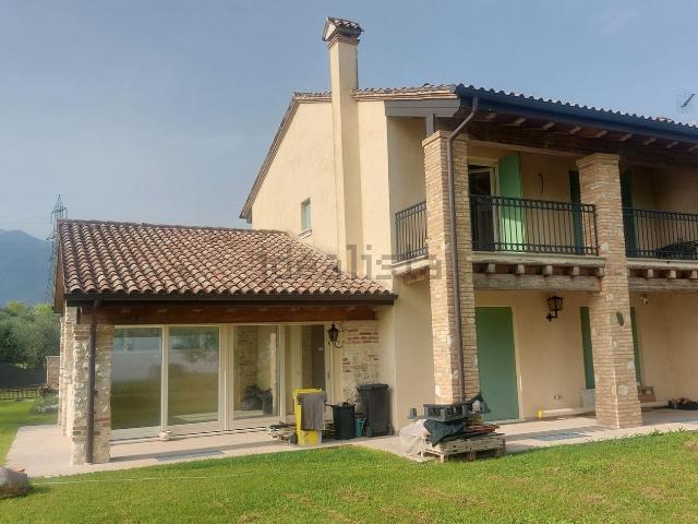 Villetta bifamiliare in vendita di 300 m²