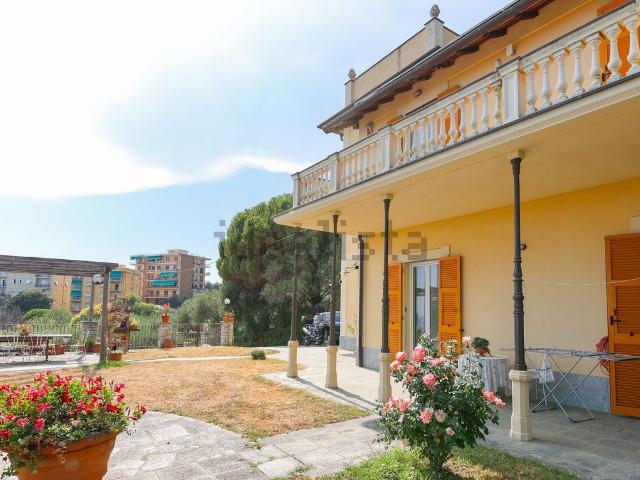 Villetta bifamiliare in vendita di 300 m²