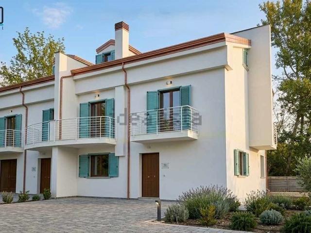 Villetta bifamiliare in vendita di 301 m² in Contrada Archi, 14