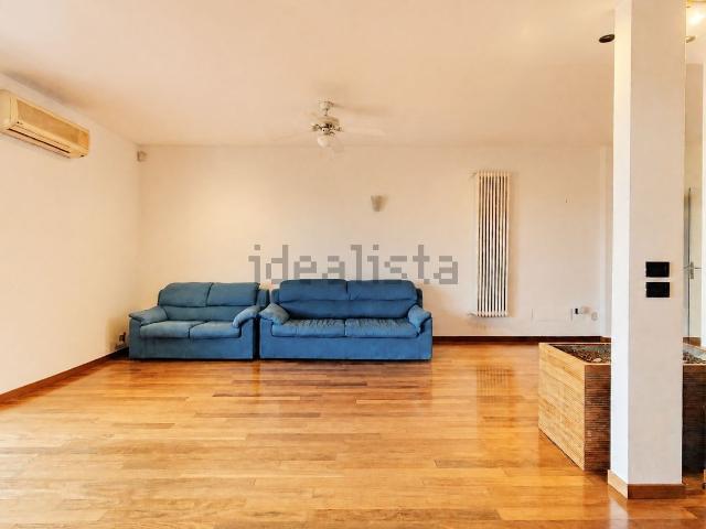 Villetta bifamiliare in vendita di 301 m² in Via Villa del Sole