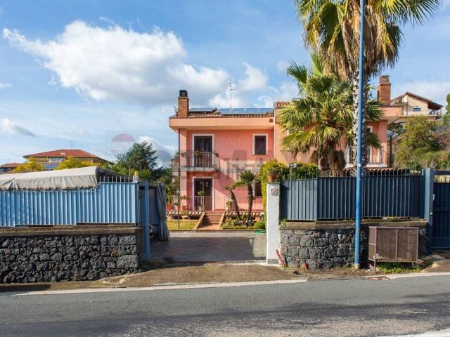 Villetta bifamiliare in vendita di 302 m² in Via Alcide De Gasperi, 26