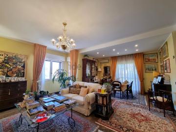 Villetta bifamiliare in vendita di 307 m² in Via Ugo Ortona, 67