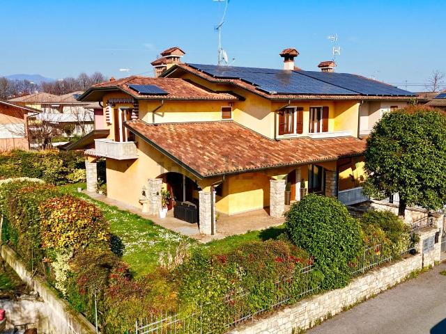 Villetta bifamiliare in vendita di 304 m² in Via Don Luigi Maccabiani