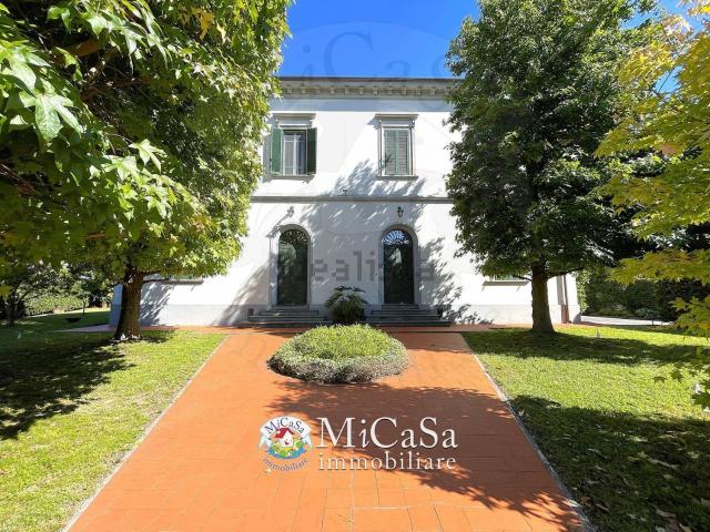 Villetta bifamiliare in vendita di 304 m² in Via Fiorentina, 595