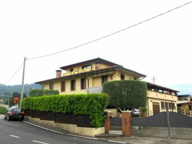 Villetta bifamiliare in vendita di 304 m² in Via Gazzo, 1