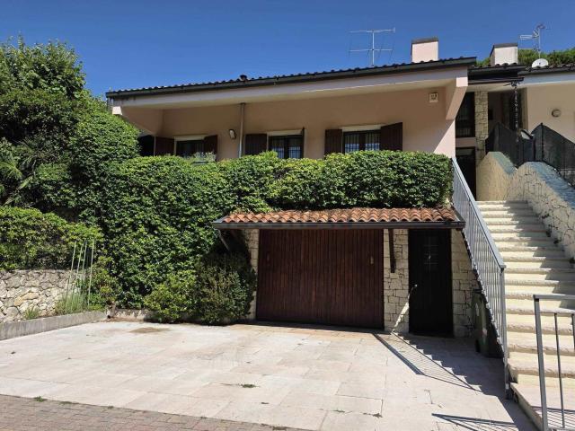 Villetta bifamiliare in vendita di 304 m²