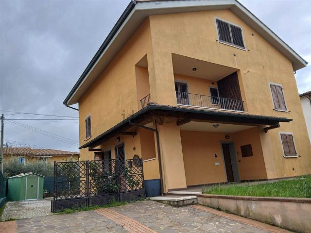 Villetta bifamiliare in vendita di 304 m² in Via Lazio