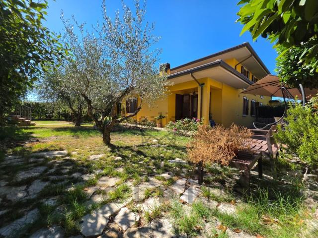 Villetta bifamiliare in vendita di 305 m² in Strada dei Palazzi