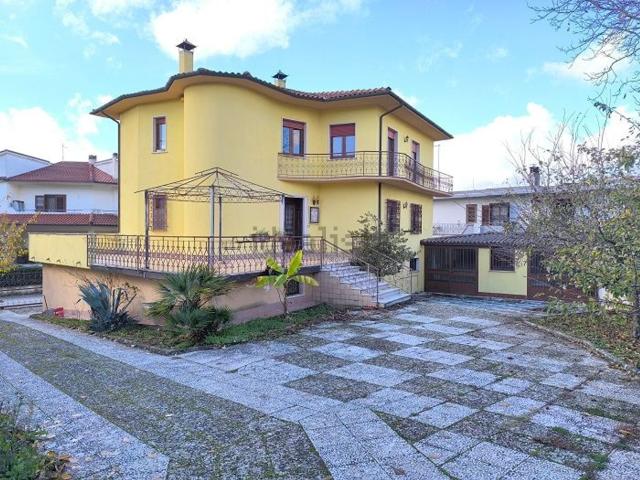 Villetta bifamiliare in vendita di 305 m² in Via Cavalieri di Vittorio Veneto