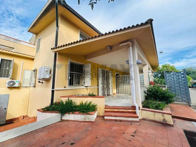 Villetta bifamiliare in vendita di 305 m² in Via dei Pioppi, 29