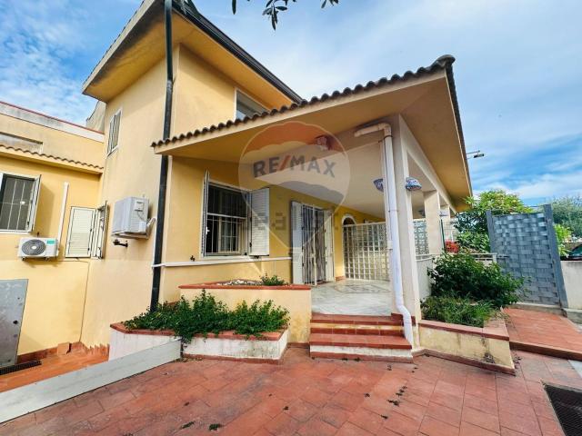 Villetta bifamiliare in vendita di 305 m² in Via dei Pioppi, 29