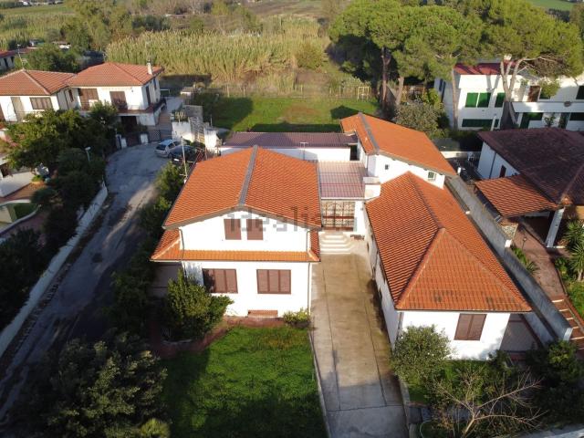 Villetta bifamiliare in vendita di 305 m² in Via Del Timo