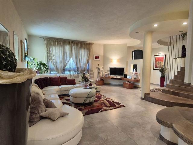 Villetta bifamiliare in vendita di 305 m² in Via Giacomo Brodolini