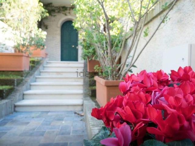Villetta bifamiliare in vendita di 305 m² in Via Mario Tizzano