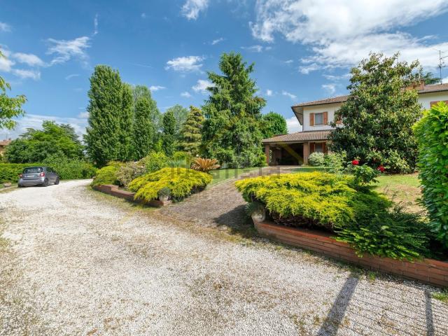 Villetta bifamiliare in vendita di 305 m² in Via Saviolo, 2