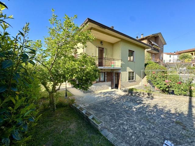 Villetta bifamiliare in vendita di 306 m² in Via al Lago, 15