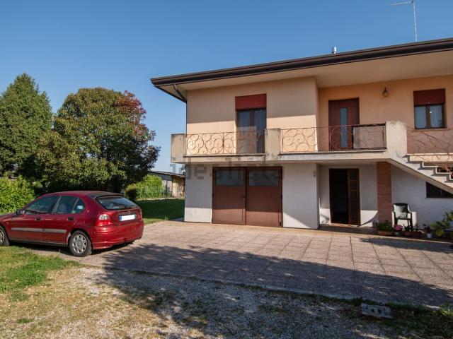 Villetta bifamiliare in vendita di 306 m² in Via Nuova Trevigiana Lughignano, 47