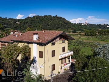 Villetta bifamiliare in vendita di 308 m² in Strada Pergoletta, 222