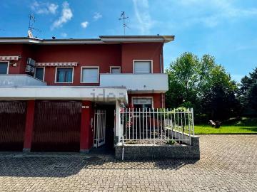 Villetta bifamiliare in vendita di 308 m² in Via Pietro d&apos Angera