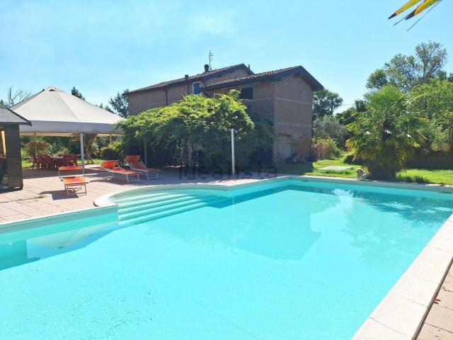 Villetta bifamiliare in vendita di 313 m² in Strada Battaglia