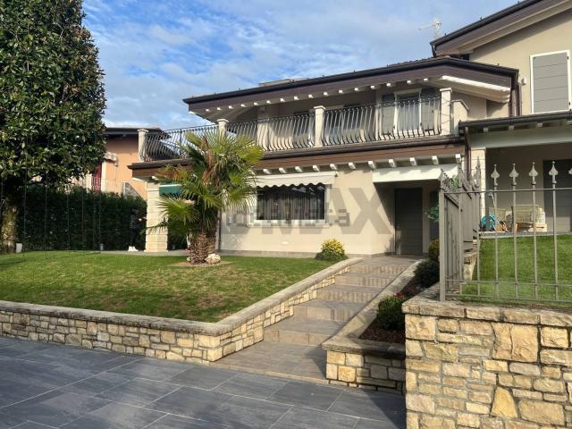 Villetta bifamiliare in vendita di 313 m² in Via Gervasini, 10