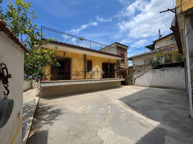 Villetta bifamiliare in vendita di 313 m² in Via Giuseppe Raffaelli, 41