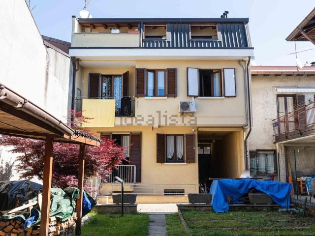 Villetta bifamiliare in vendita di 313 m² in Via Ludovico Ariosto