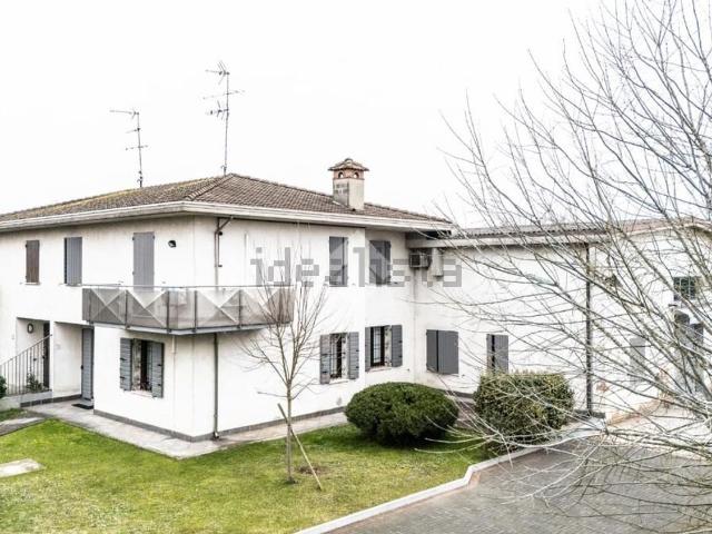 Villetta bifamiliare in vendita di 310 m² in Strada Provinciale Ovest, 9