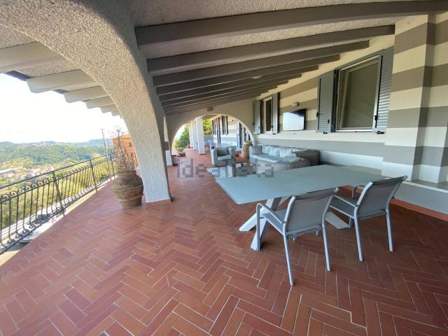 Villetta bifamiliare in vendita di 310 m² in Via Umberto Maddalena, 3