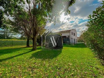 Villetta bifamiliare in vendita di 310 m² in Via XI Aprile 1945, 55