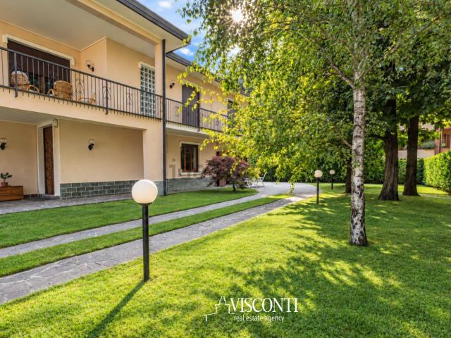 Villetta bifamiliare in vendita di 310 m² in Via A. Toscanini, 1