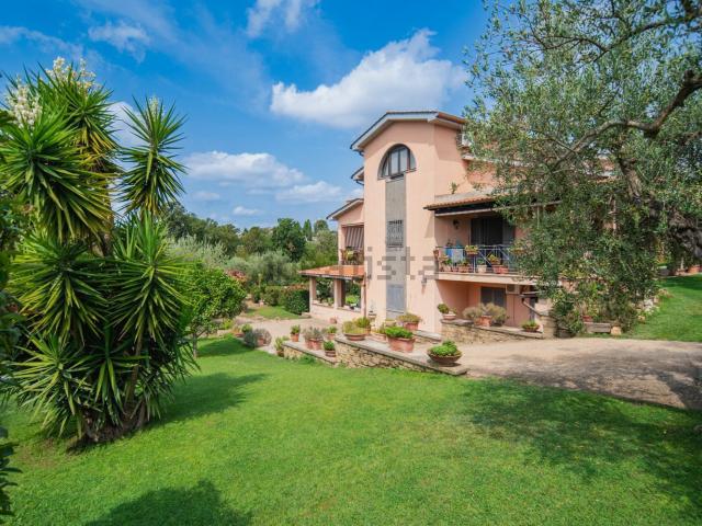 Villetta bifamiliare in vendita di 310 m² in Via delle Spinareta, 47