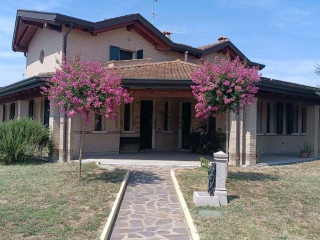 Villetta bifamiliare in vendita di 310 m² in Via Don Mario Ferraresi