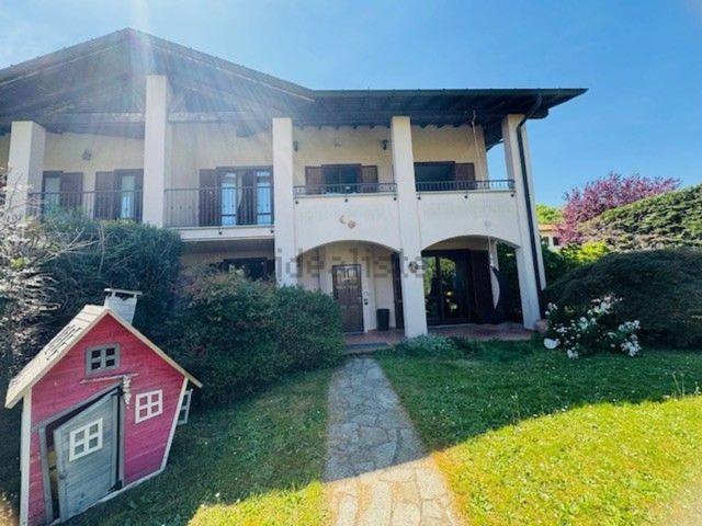 Villetta bifamiliare in vendita di 310 m² in Via Francesco Petrarca, 16