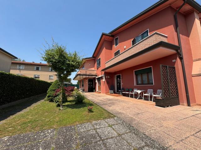 Villetta bifamiliare in vendita di 310 m² in Via G. Mion, 33