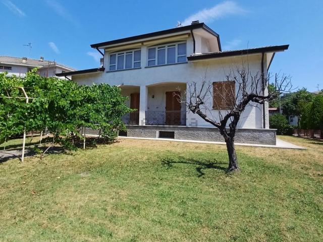 Villetta bifamiliare in vendita di 310 m² in Via Ginestre