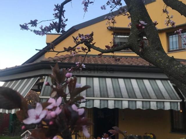 Villetta bifamiliare in vendita di 310 m² in Via Giuseppe Ungaretti, 33