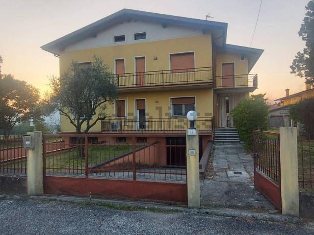 Villetta bifamiliare in vendita di 310 m² in Via IV Novembre, 13